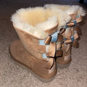 Like new Bailey Bow II Uggs Chestnut Size 7